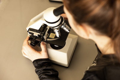 Maedchen mit Mikroskop